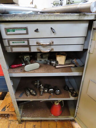 Skuffeskab med indhold