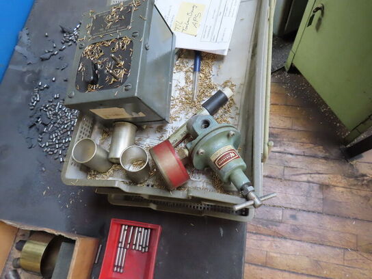 Skuffeskab med indhold