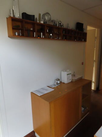 Reol med hylde og indhold