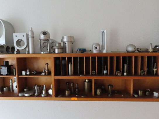 Reol med hylde og indhold