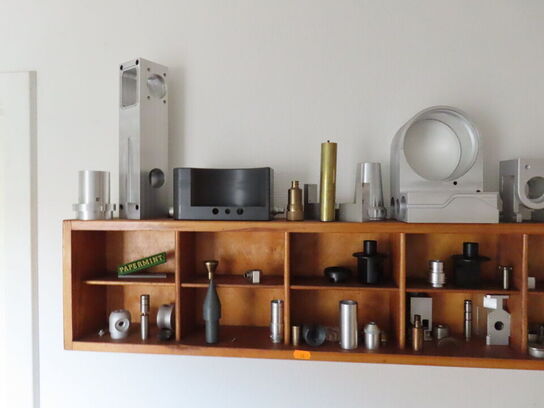 Reol med hylde og indhold