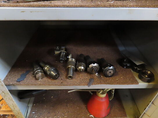 Skuffeskab med indhold