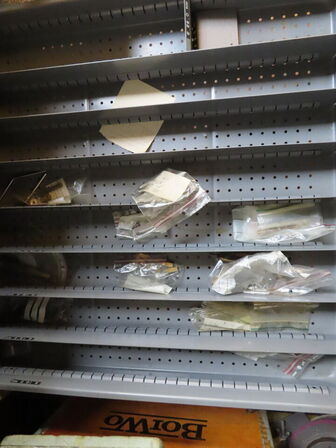 Skuffeskab med indhold