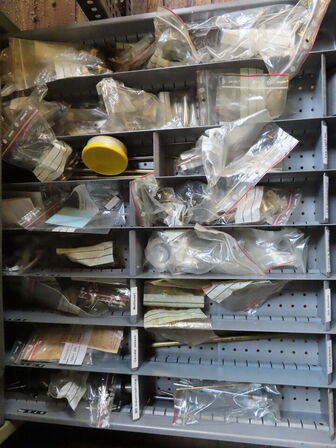 Skuffeskab med indhold