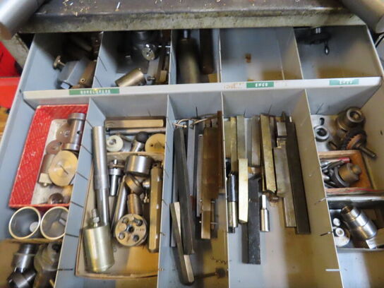 Skuffeskab med indhold