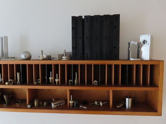 Reol med hylde og indhold