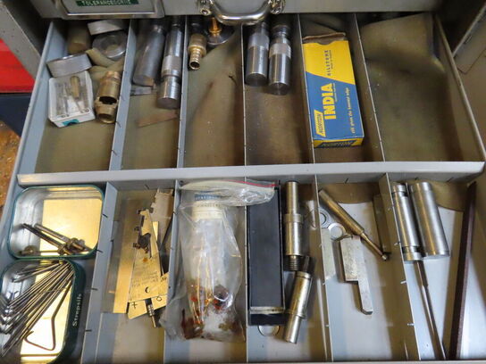 Skuffeskab med indhold