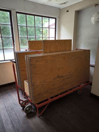 Diverse borde, bordstel samt vogne 