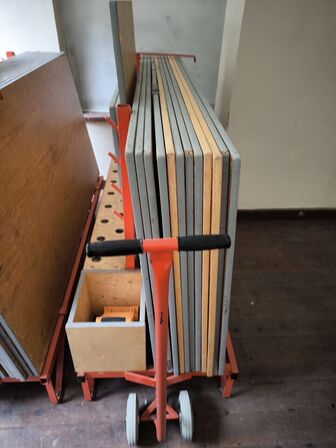 Diverse borde, bordstel samt vogne 