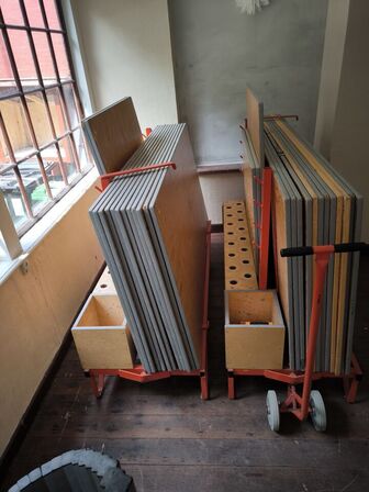 Diverse borde, bordstel samt vogne 