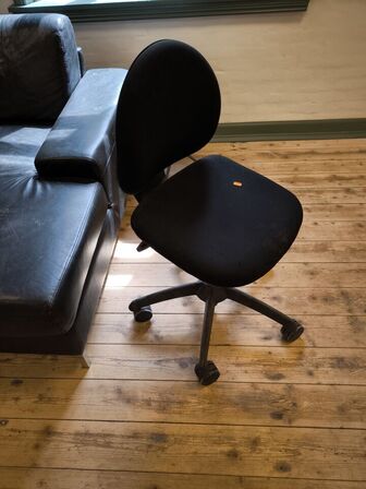 Sofa, kontorstol samt sofabord