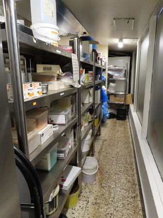 5 stk. reoler med indhold