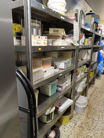 5 stk. reoler med indhold