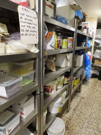 5 stk. reoler med indhold