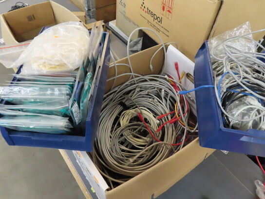 Kasse med blandede netværkskabler