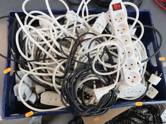 2 kasser med blandede stik, ledninger og kabler