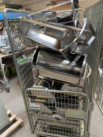 Tøm buret for buffet varmere