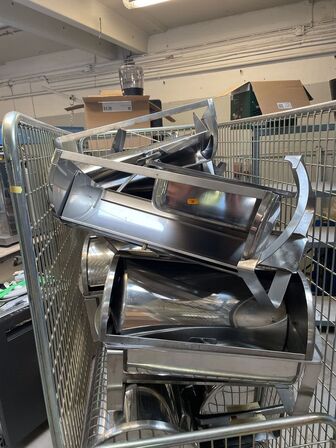 Tøm buret for buffet varmere