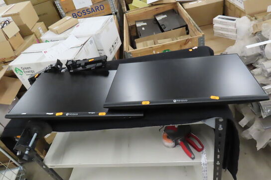 2 stk. Computerskærme samt dobbelt skærmholder