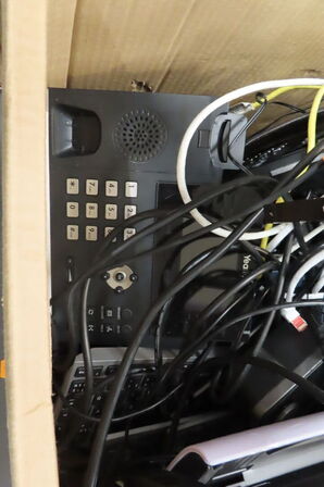 Kasse med diverse elektronik 