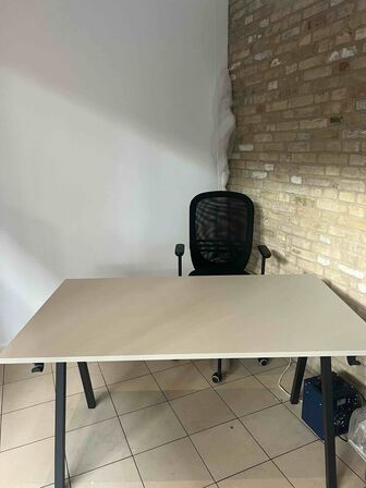 Skrivebord og stol (1 sæt)