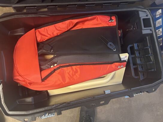 MURERKASSE MED UDSTYR, MURERSKE MM. SE BILLEDER