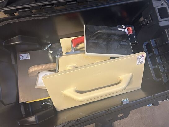 MURERKASSE MED UDSTYR, MURERSKE MM. SE BILLEDER