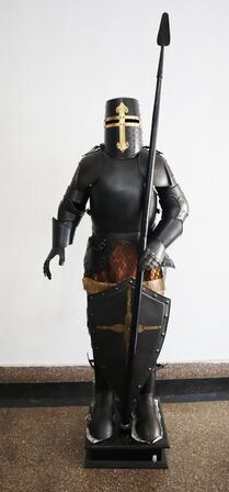 13 stk. Krigsrustninger