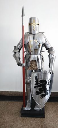 13 stk. Krigsrustninger