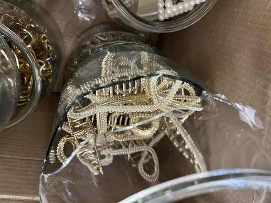 2 ks. Hårklemmer + glaskrukker