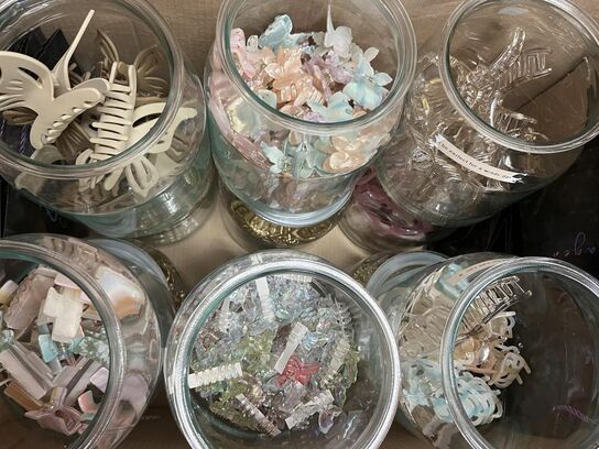 2 ks. Hårklemmer + glaskrukker