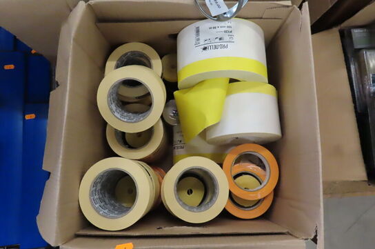 2 stk. Kasser med malertape, slibesvampe mm.