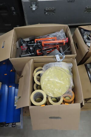 2 stk. Kasser med malertape, slibesvampe mm.