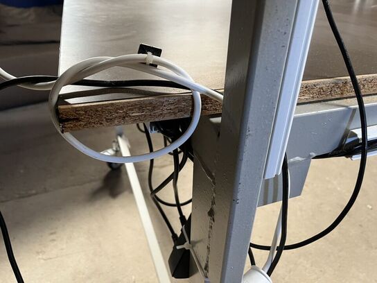 El hæve/sænkebord med lampe