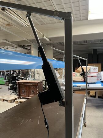 El hæve/sænkebord med lampe