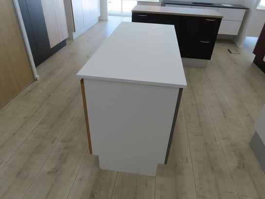 Fritstående Ø med 3 skuffer med fuldt udtræk og soft close og et skab