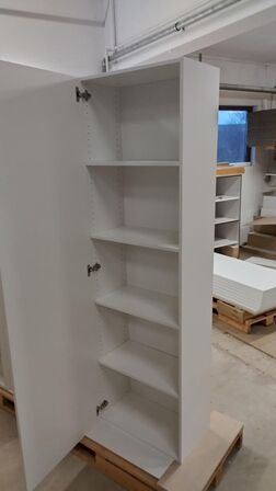 4 stk. usamlet højskabe H: 195,2 x B: 60 x D: 34,0 med låge og 16 hylder