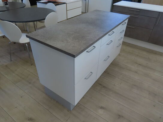 Fritstående Ø med 9 skuffer med fuldt udtræk og soft close