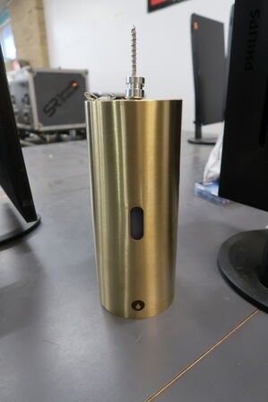 Berøringsfri sæbedispenser KNUD HOLSCHER D Line Messing