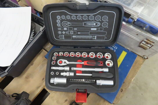 Diverse skruer, bor mv. 