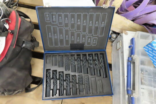 Diverse skruer, bor mv. 