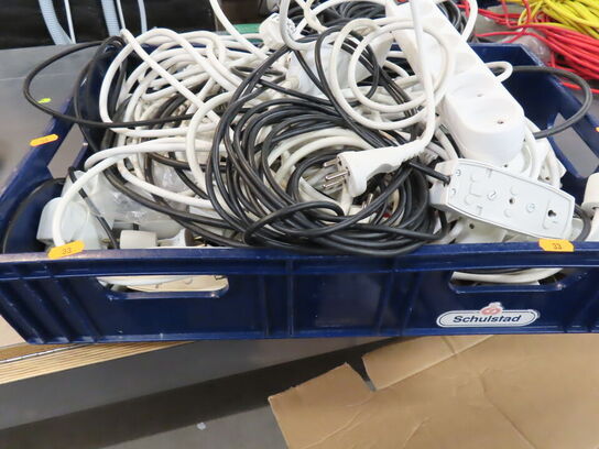 2 kasser med blandede stik, ledninger og kabler