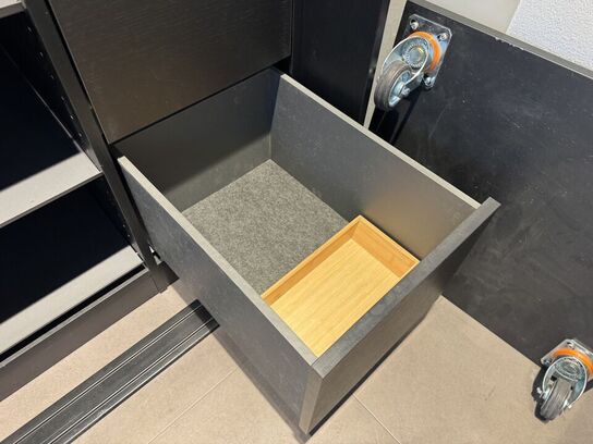 Kvik Garderobe indretning med skydelåger