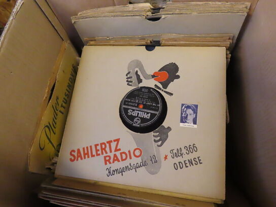 Kasse med blandede vinyler og lakplader