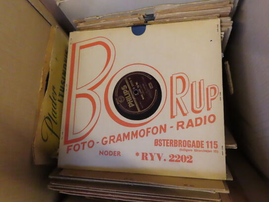 Kasse med blandede vinyler og lakplader