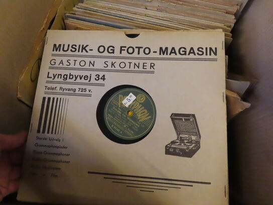 Kasse med blandede vinyler og lakplader