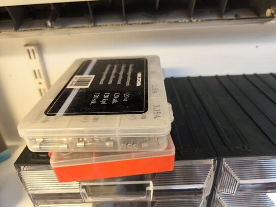 3 komponentskabe inkl. indhold (se billeder)