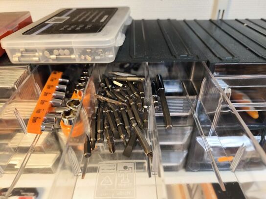 3 komponentskabe inkl. indhold (se billeder)