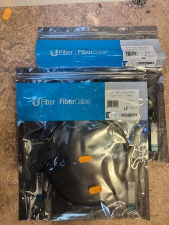 2 stk. UBIQUITY UniFI SFP+ 10Gbps 1m fiberkabler (ubrugt)