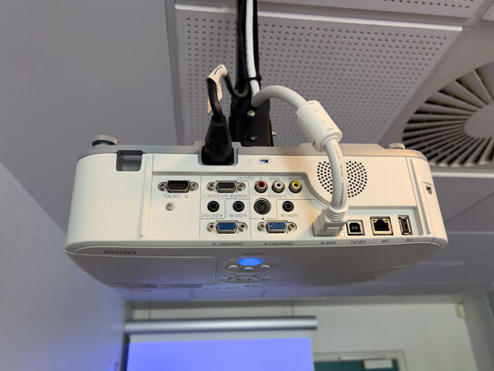 Projektor NEC ME311W inkl. lærred & CREATIVE højttalere